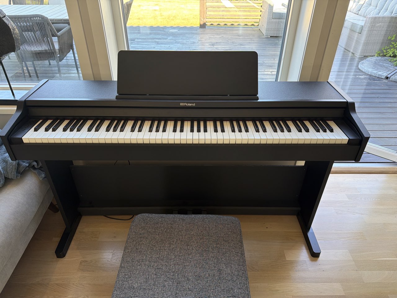 Roland digitalpiano med 88 tangenter och pall