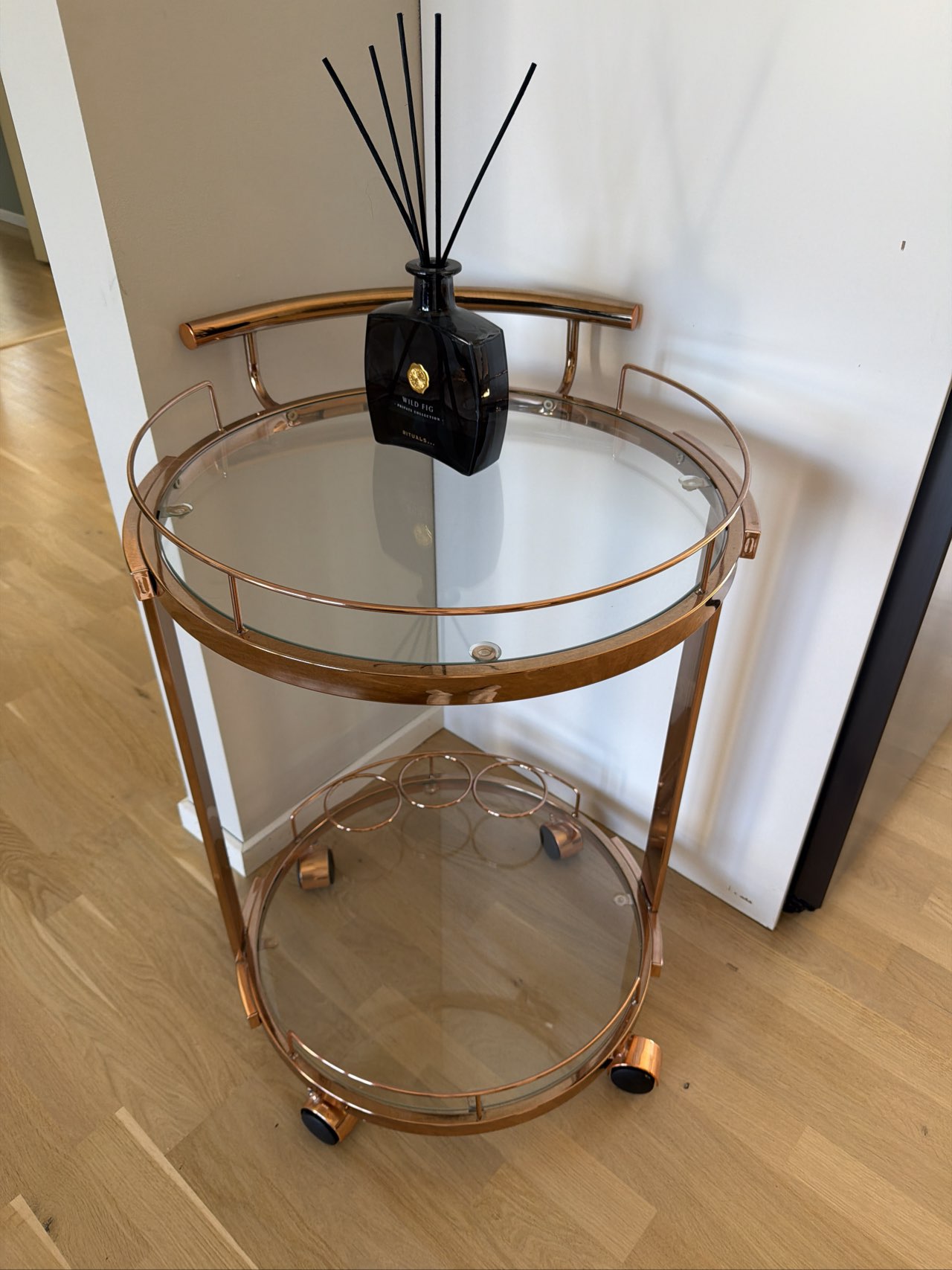 Rullbar serveringsvagn/barvagn i roséguld och glas